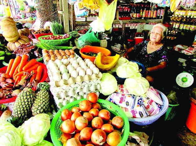 Many stores and gift shop set up along Bai Tret